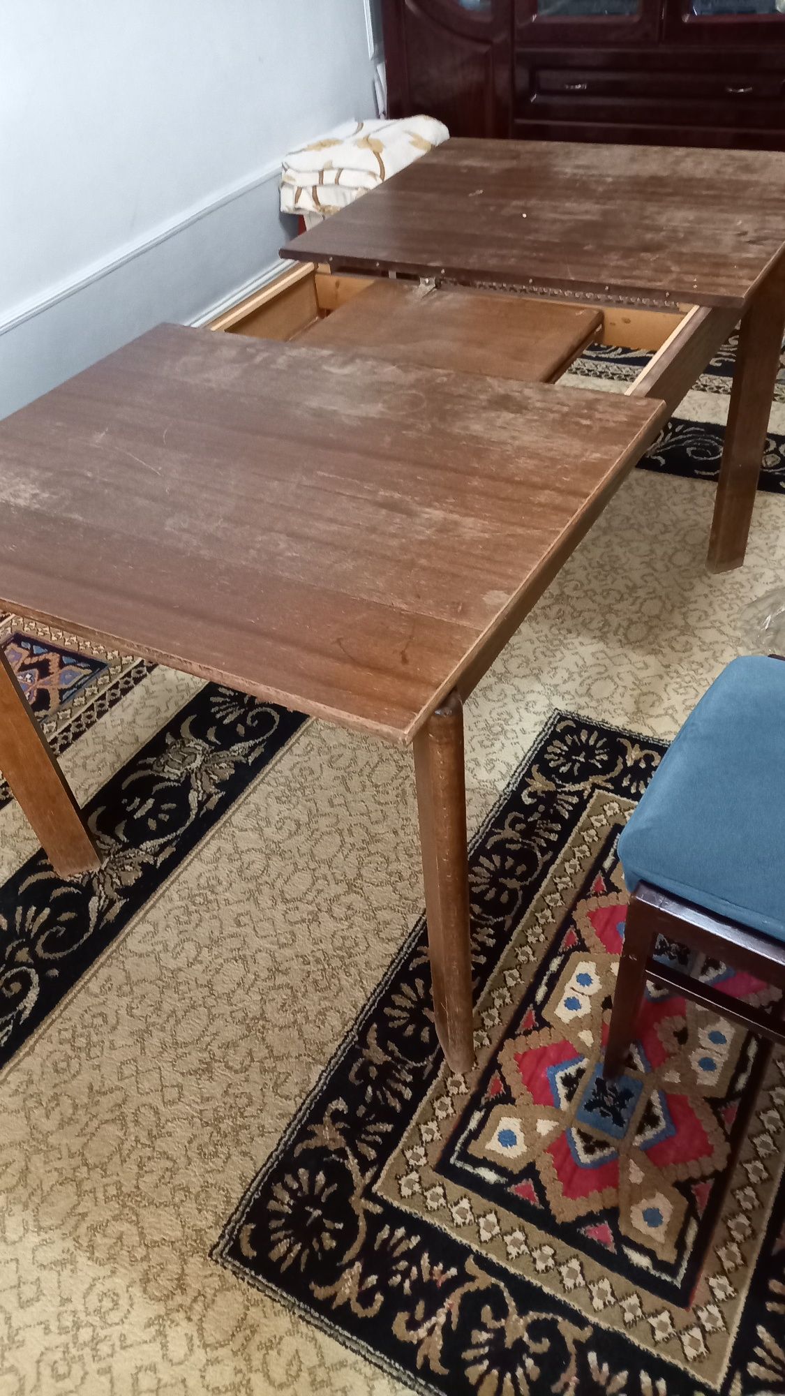 Срочно продам стол и стулья