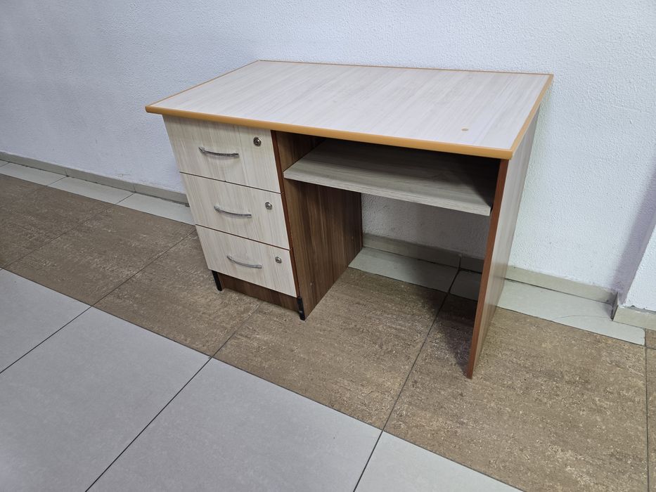 Продам столик для учёбы и работы. Б/ у в хорошем состоянии. 17000 тг.