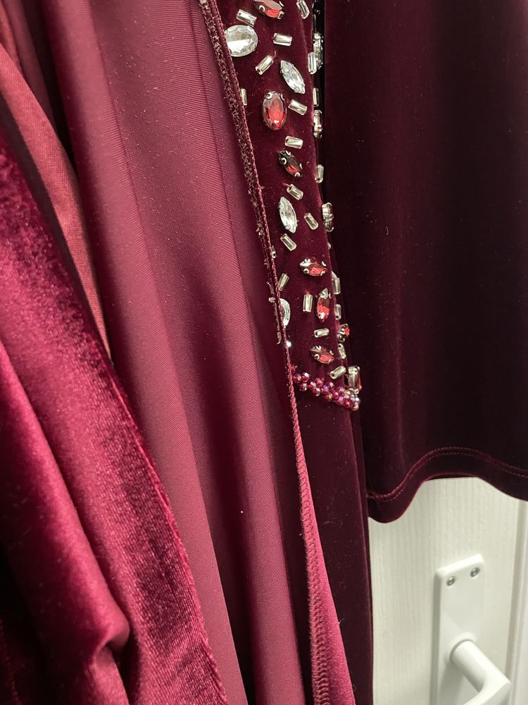 Rochie catifea visinie, insertii pretioase,  marime 48 stare excelenta