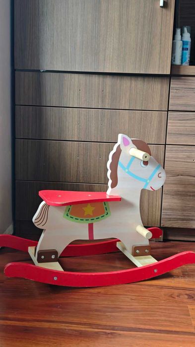 Дървен люлеещ се стол тип кон, с дръжки, опора за крака, облегалка