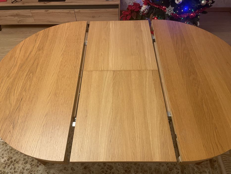 Masa rotunda extensibila din lemn. IKEA