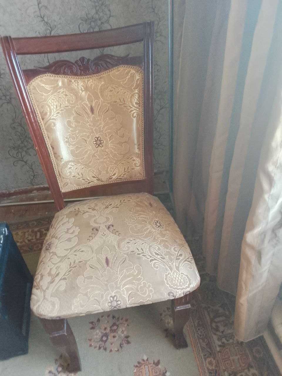 Мягкий стул в отличном состоянии.