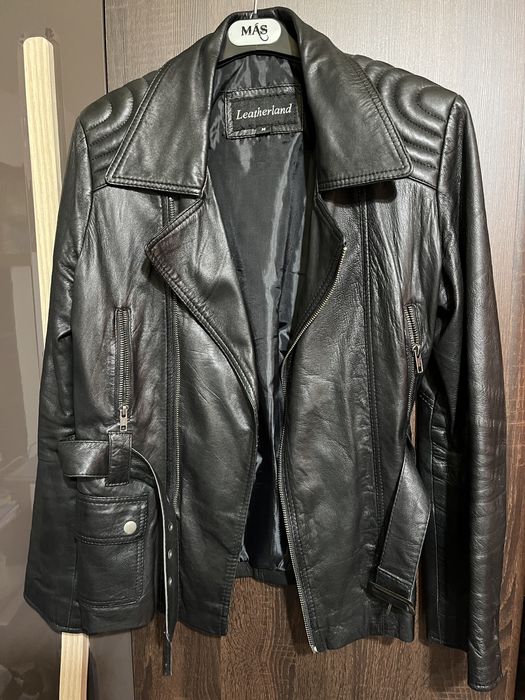 Vând geaca din piele.