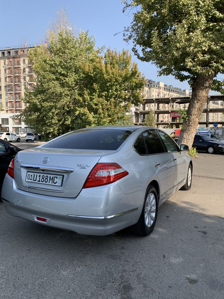 Nissan teana sotiladi