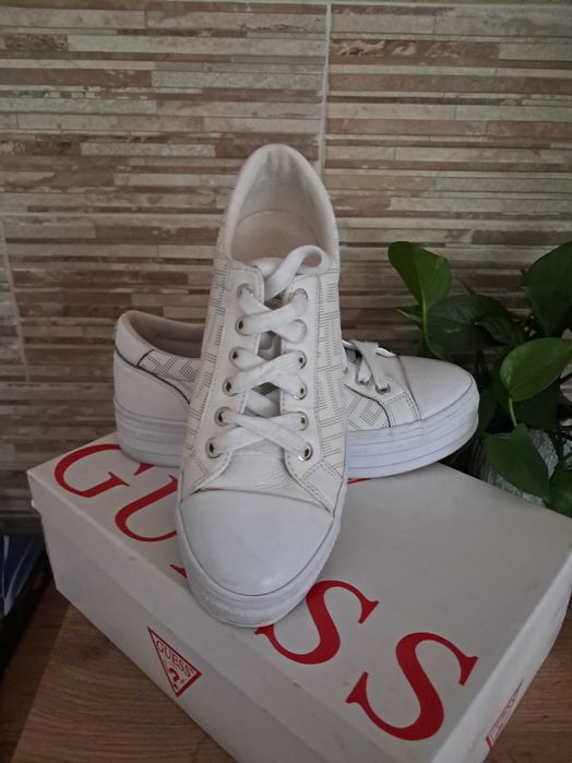GUESS дамски сникърси естестнена кожа 38 номер