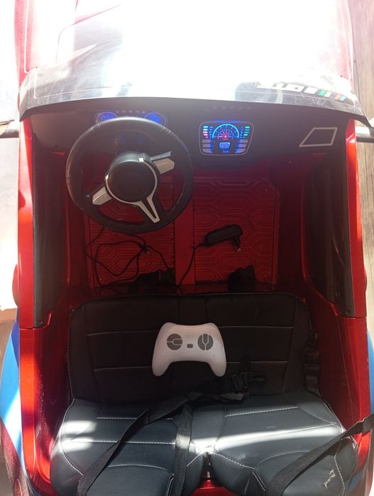 Продаётся игрушечная машина с пультом управление для малышей.