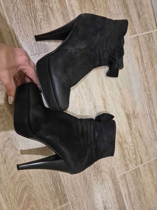 Боти от естествен велур
Боти от естествен велур
Номер 38
 ток 10-11см