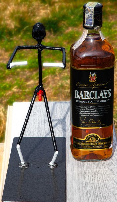 Идеалния подарък - бутилка алкохол с арт поставка