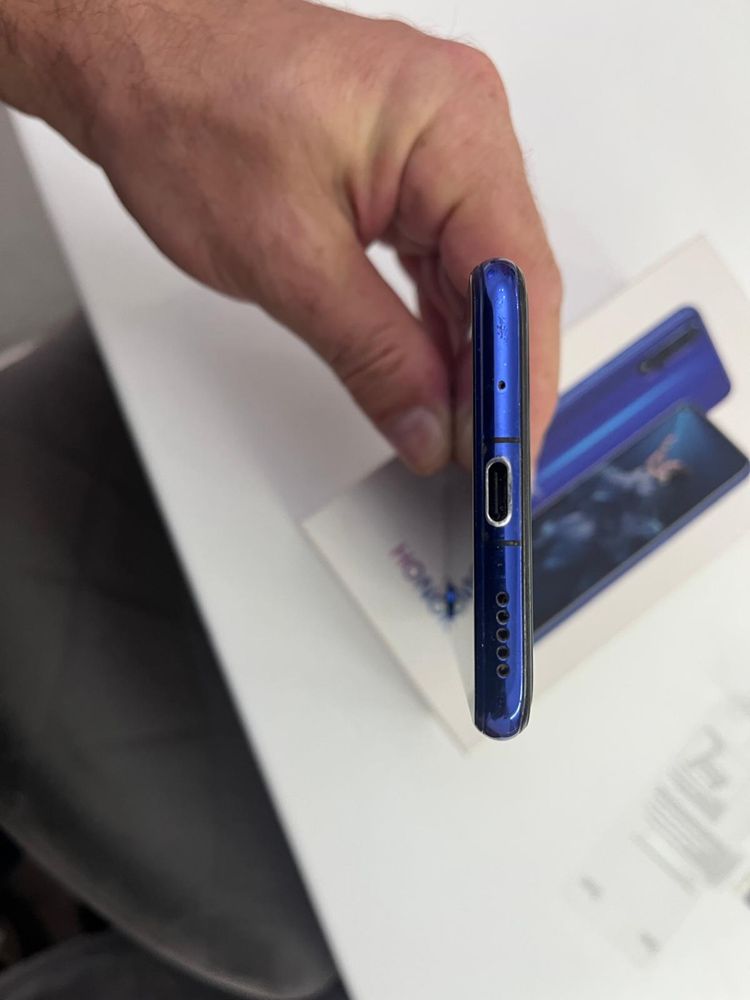 Продавам Honor 20