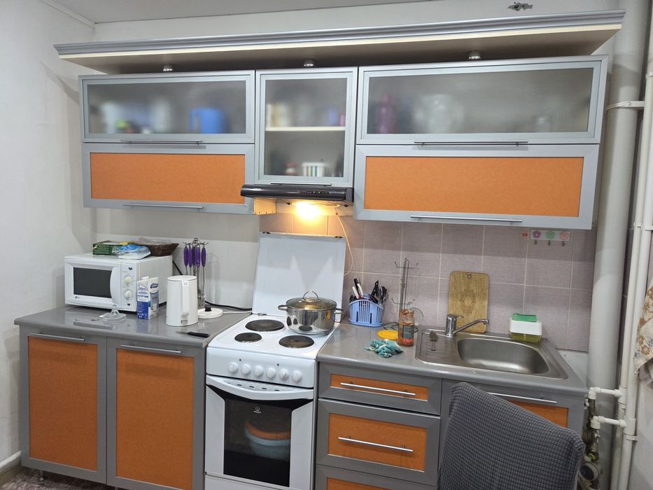 Кухонный гарнитур БУ в хорошем состоянии использовали окуратно срочно.