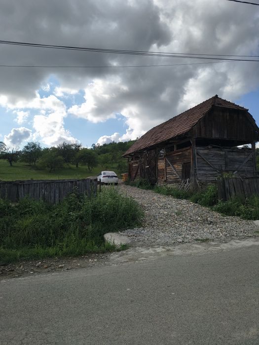 Casa la tara  fundatie pe teren 7700 mp cu Izvor debit foarte mare