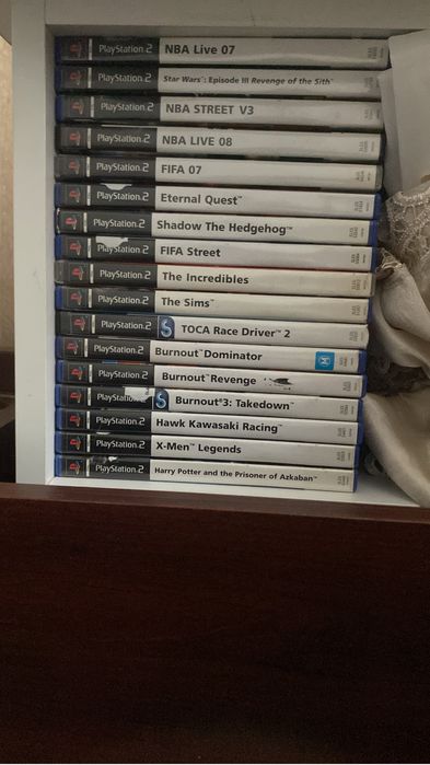 Vând jocuri ps4, prețul variază între 40-100 lei cele de ps2 20 lei