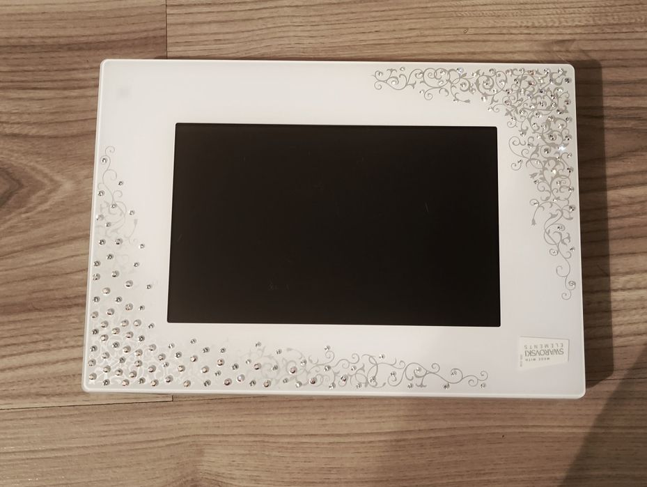 Дигитална фоторамка, украсена с камъни Swarovski