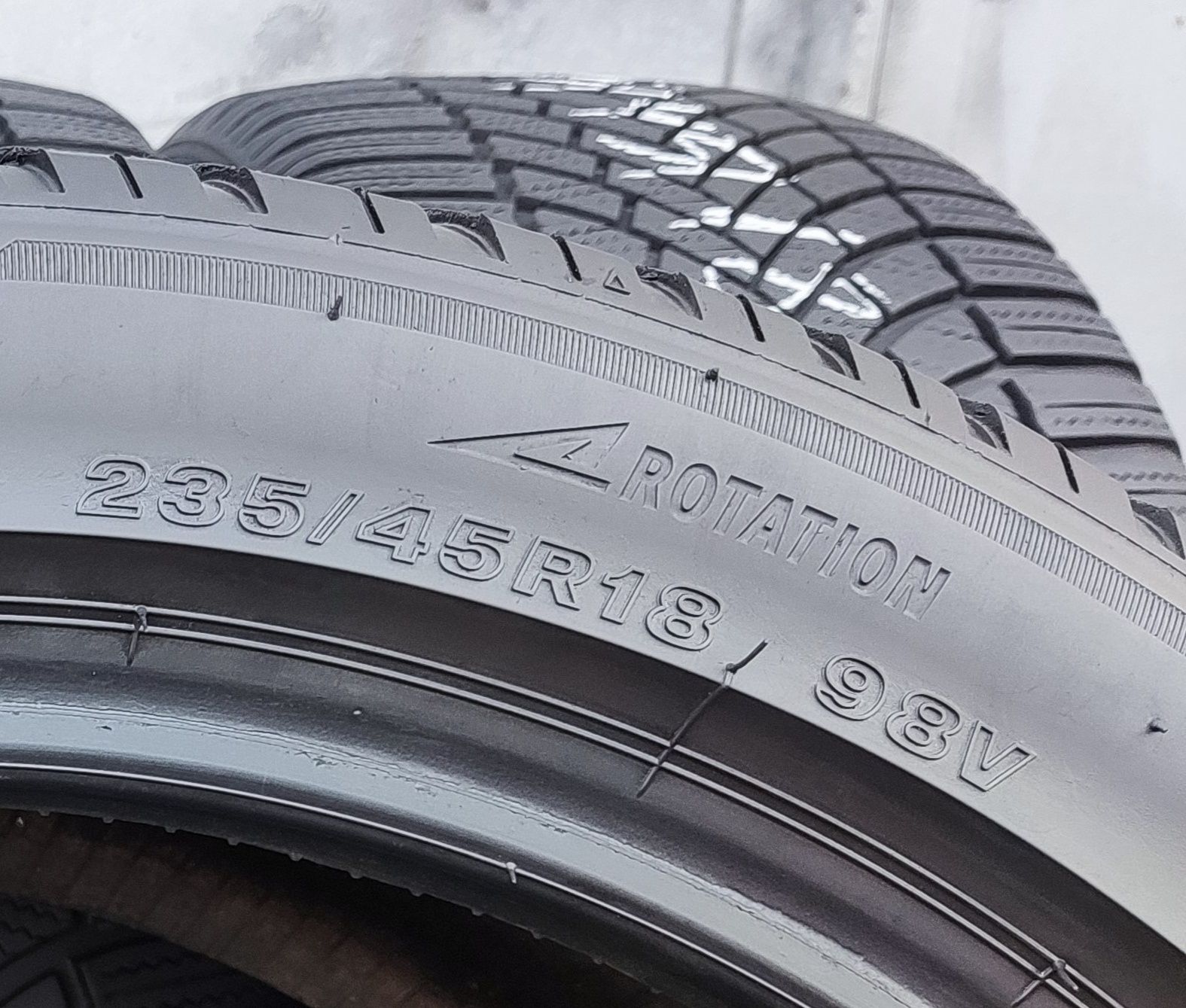 4бр. зимни гуми 235/45/18 Bridgestone Blizzak LM005
dot23 
7mm
Добро с
