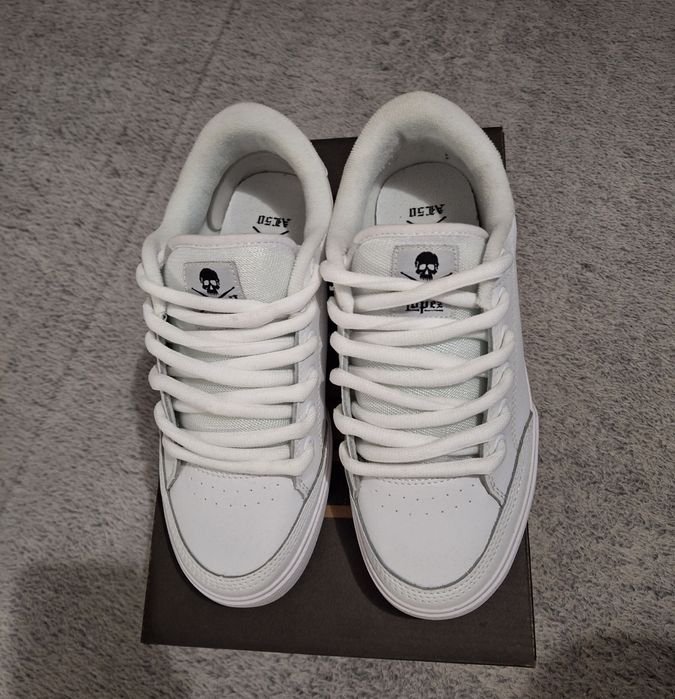 Бели кецове Circa