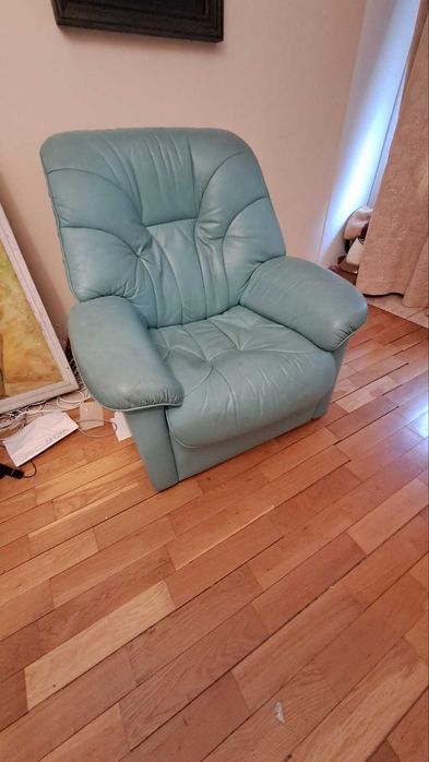 Подарявам  диван, два фотьойла, метална спалня.