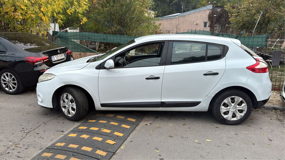 Vand renault megan 3 usor avariat