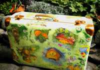 Ръчно украсен и рисуван стар куфар, пригоден за играчки