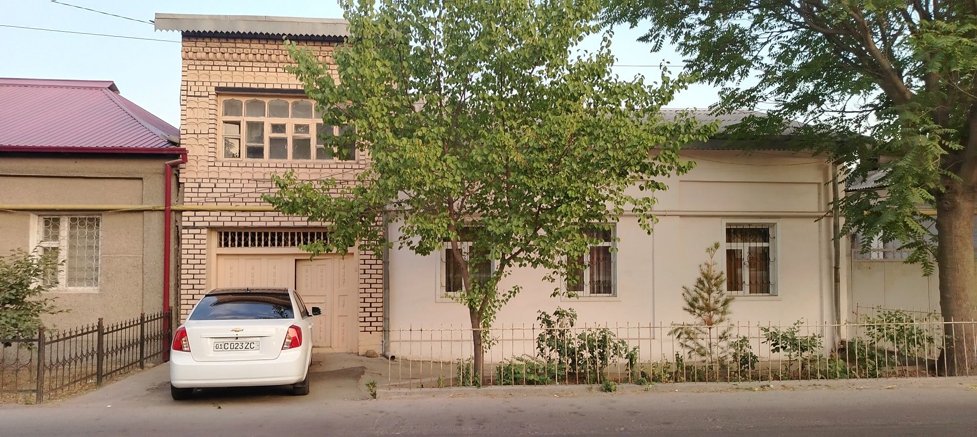 Uy sotiladi Mirobod Tumani Munis 37  3.8 sotix yoli yuzida Xayot resta
