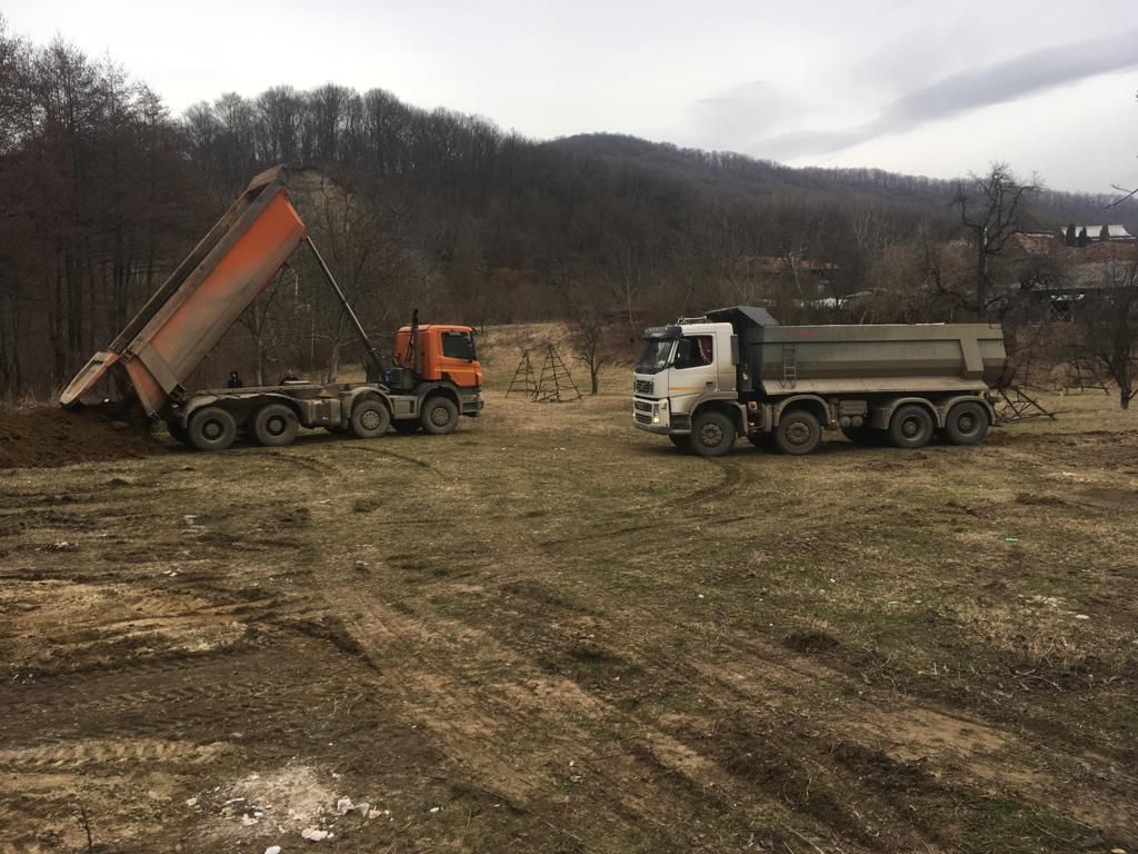 Închiriez utilaje construcții