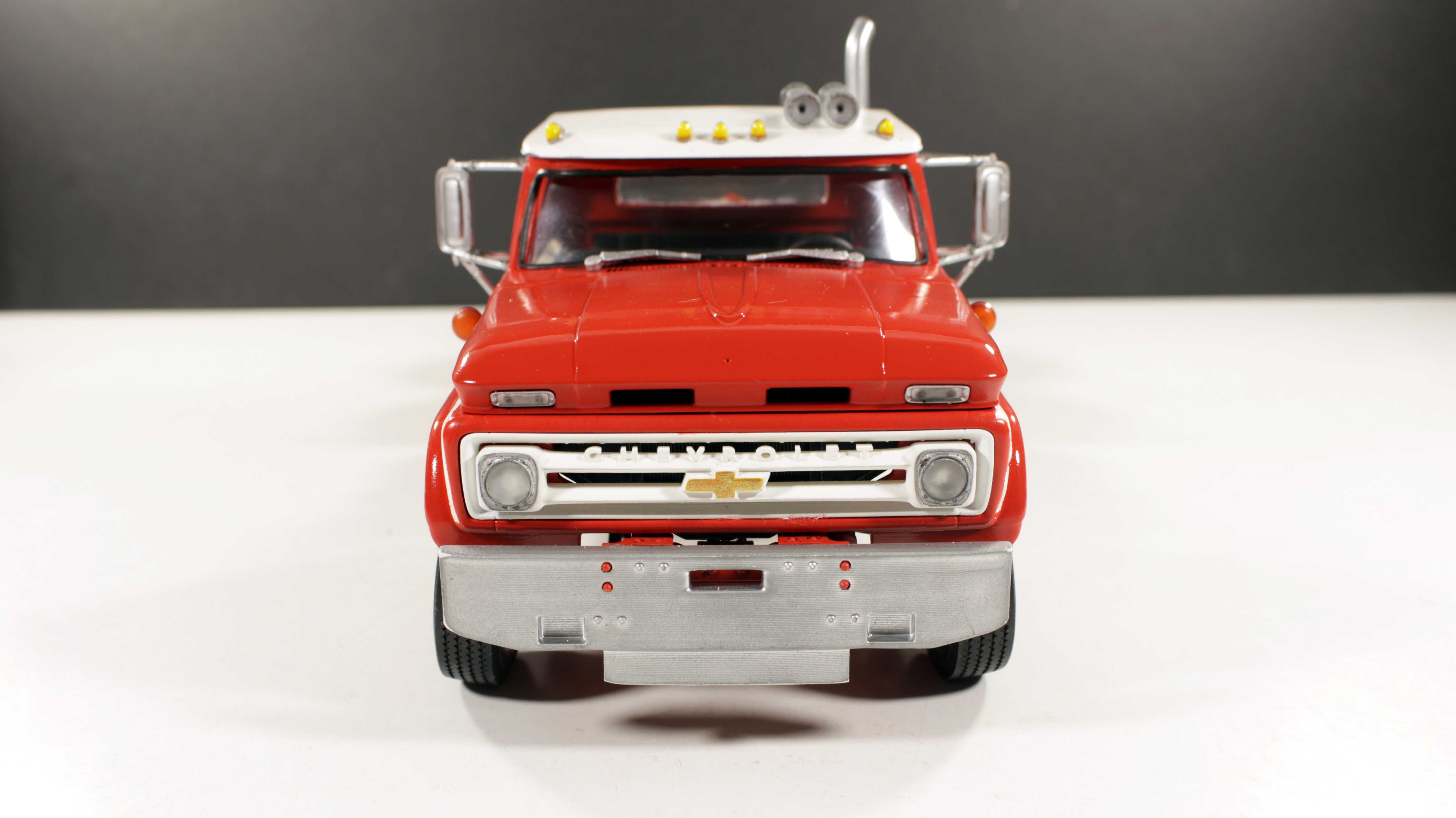 Влечак Камион Умален Модел Мащаб 1:24 Chevrolet M60 Truck Scale 1/24