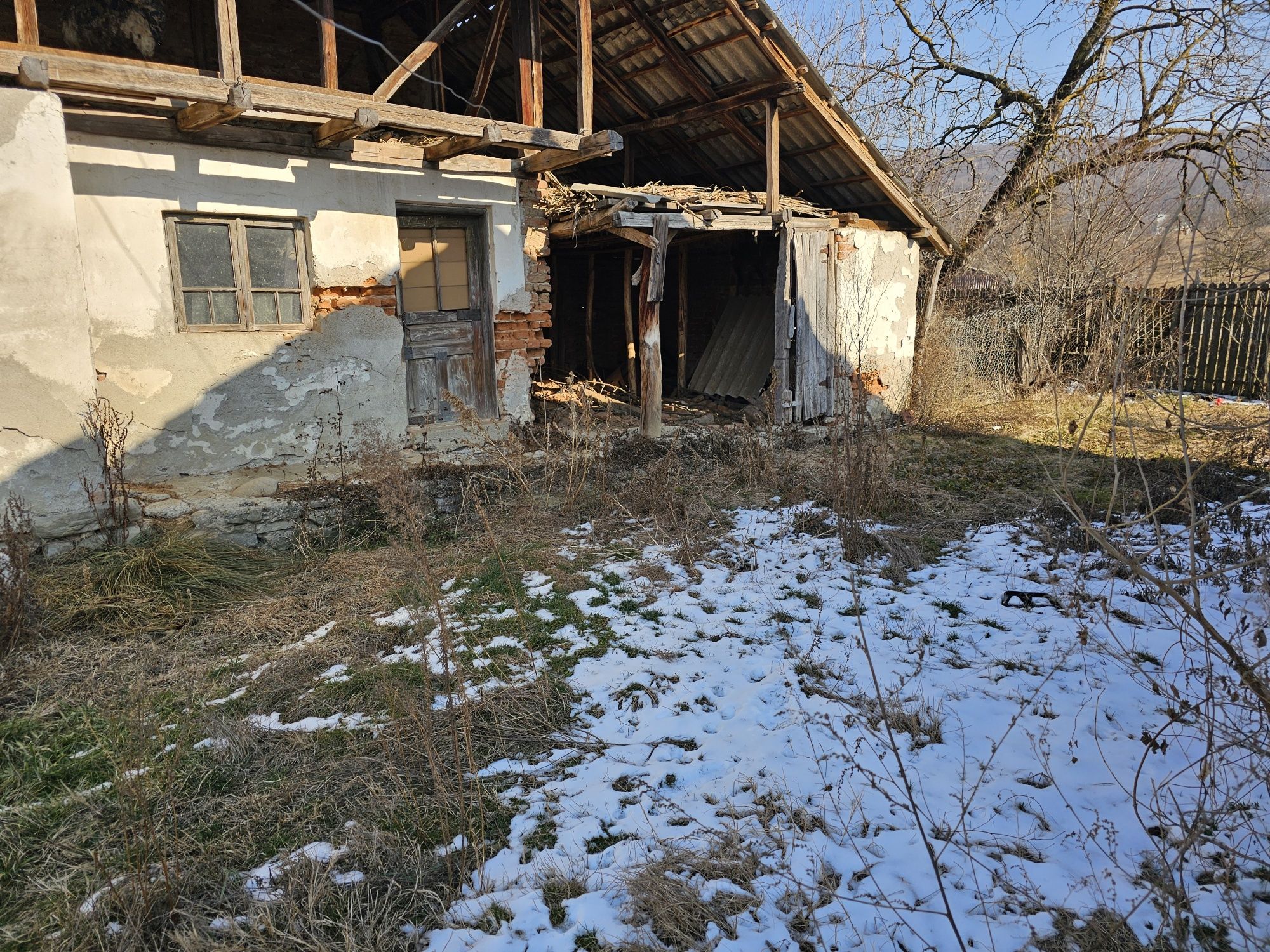 Teren și casă-comuna Dăești