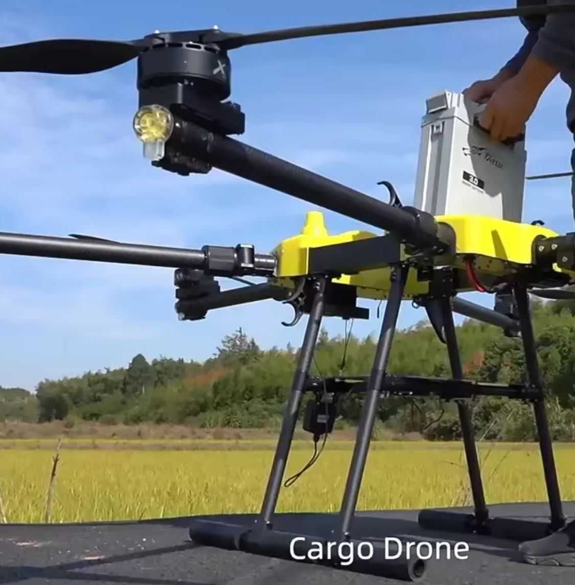 Индустриален дрон способен да носи товар от 30кг