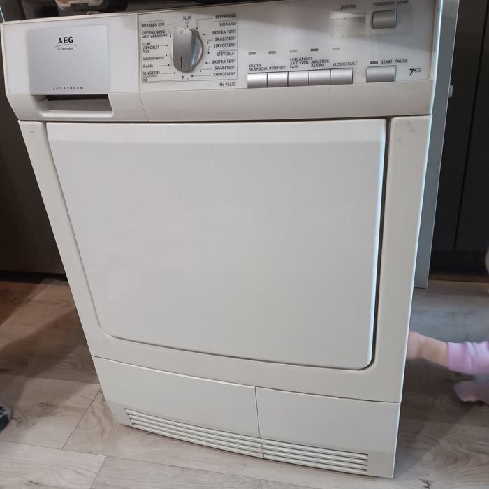 Продавам сушилня AEG Lavatherm 7kg НА или За части