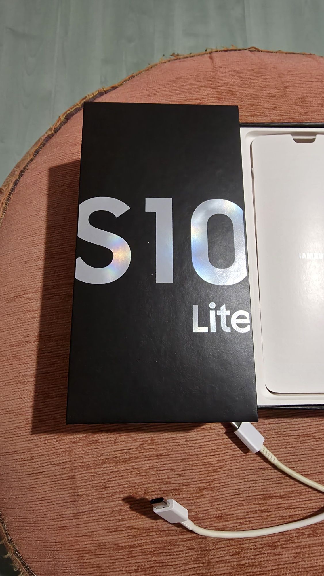 Продавам смартфон Samsung Galaxy S 10 light