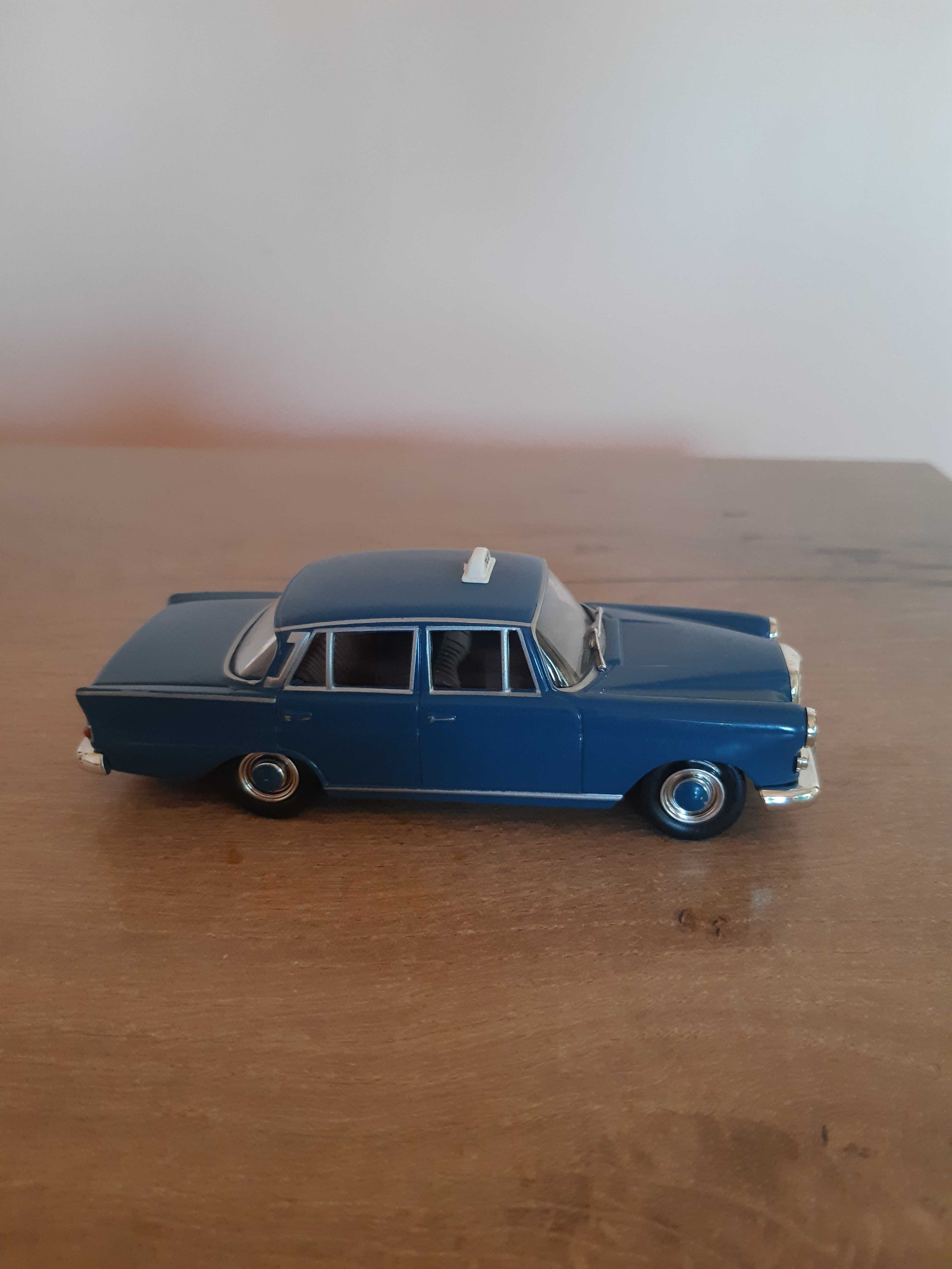 Колекционерска количка Mercedes-Benz 300SE Конска глава