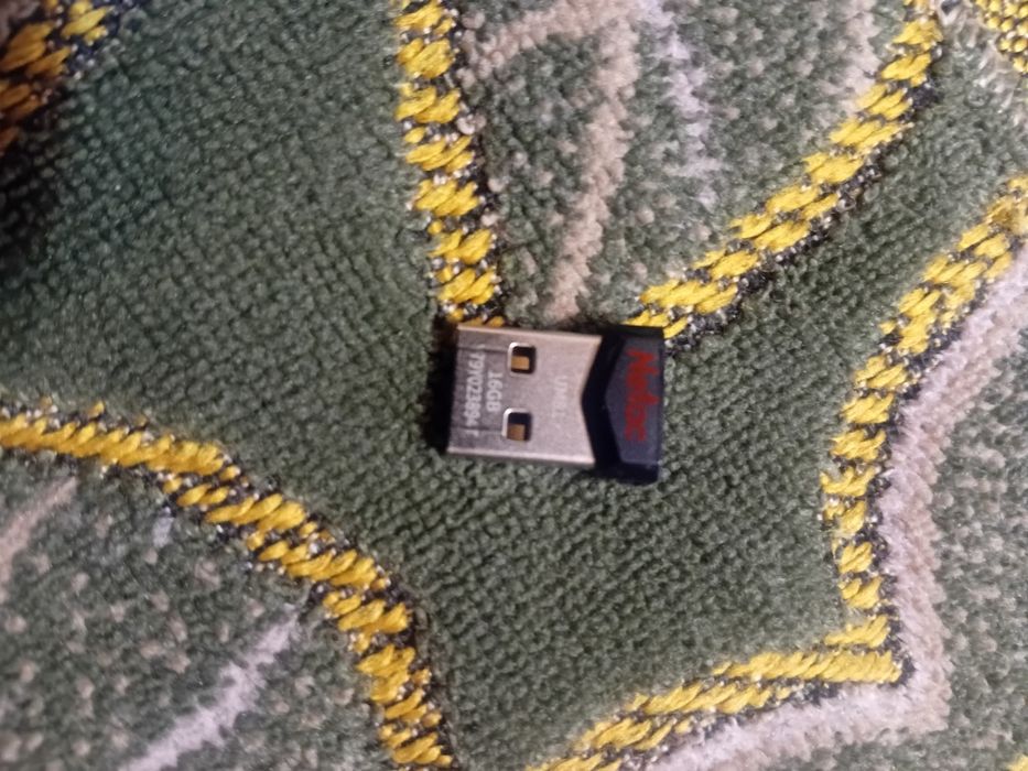 Продам USB флешку 16gb с вин 10,11