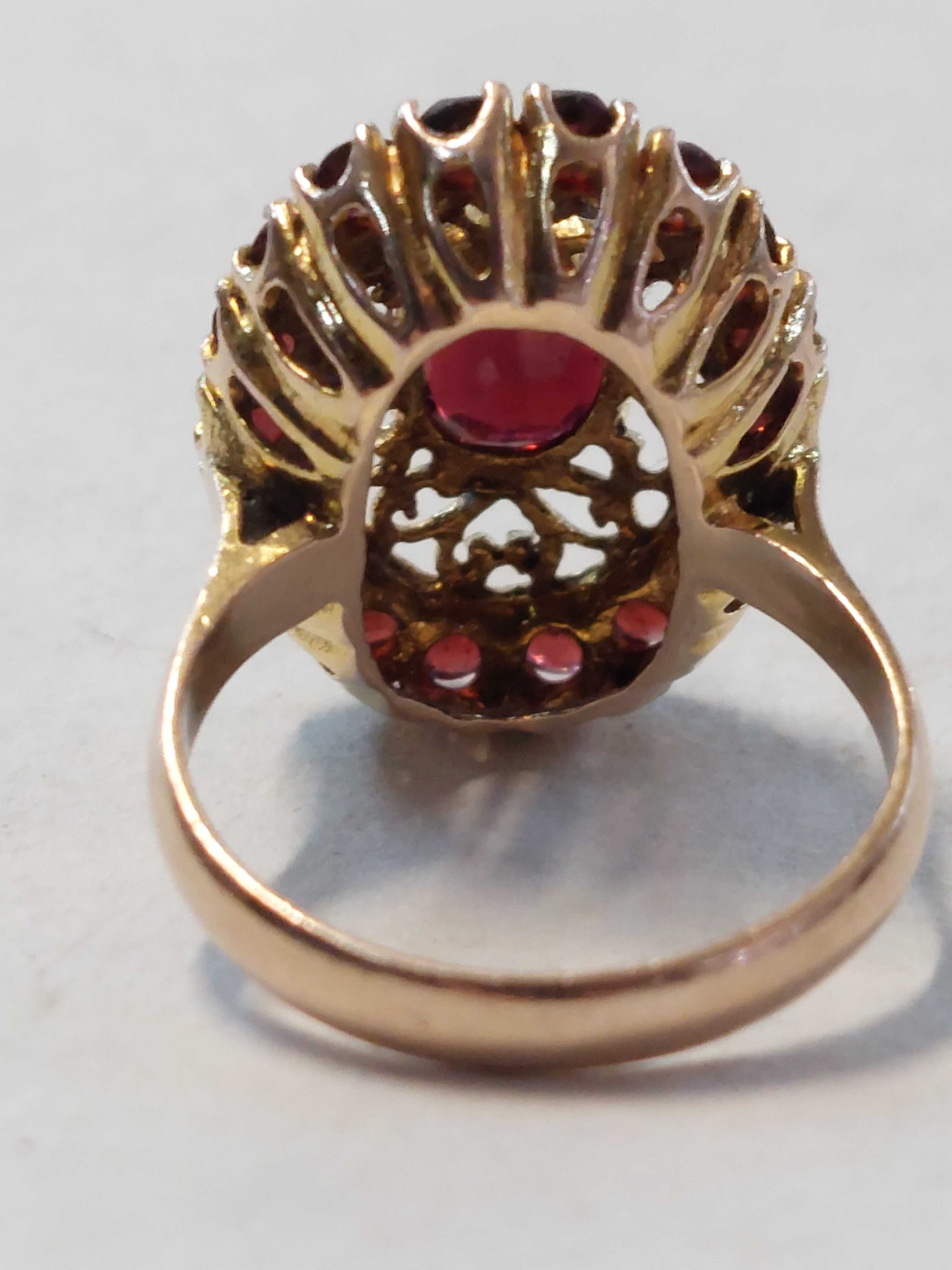 Дамски златен пръстен с гранати