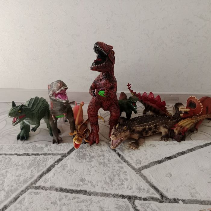 Продам динозавров не маленькие все в хорошем состоянии и качестве.