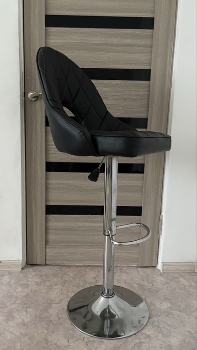 Регулируемый по выстое, вращающийся барный стул Comfort