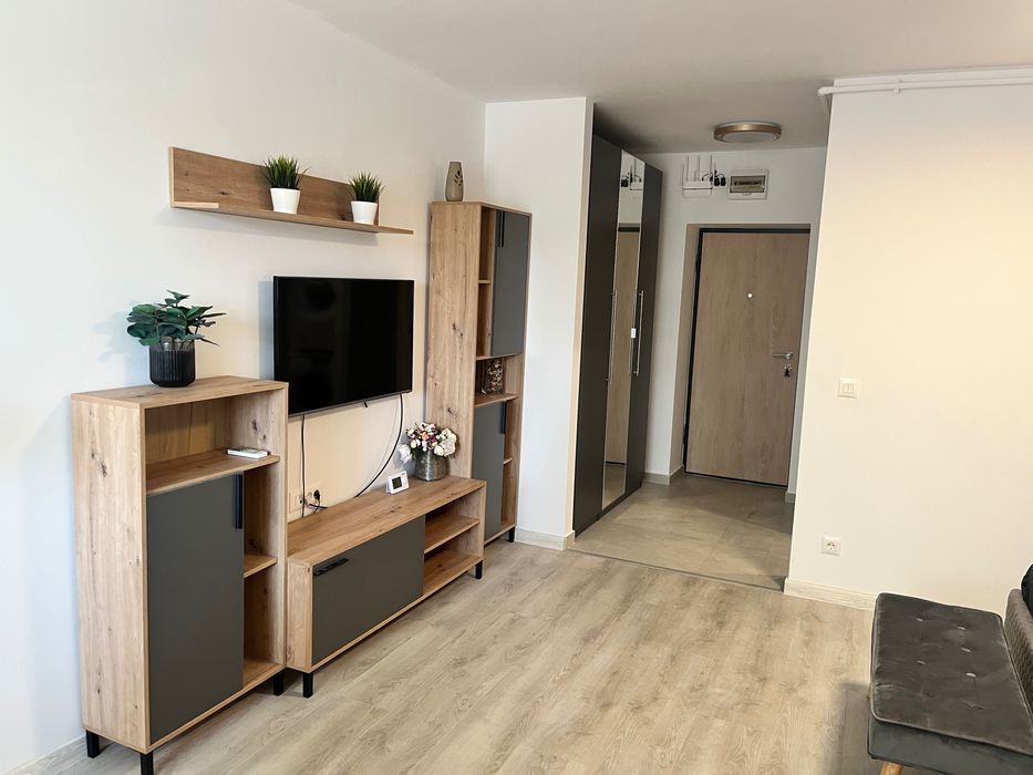 Hils Pallady, studio, parter