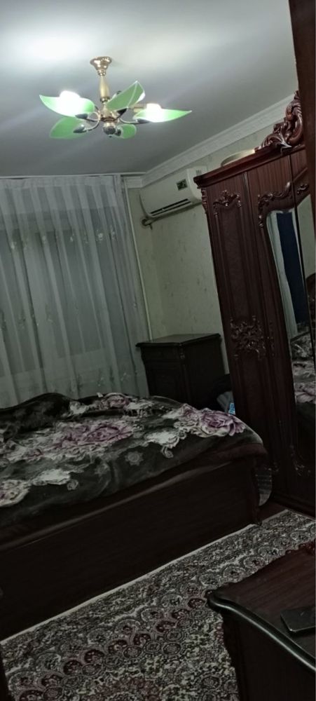 Спални комплект сотилади катта шфанер 2та тумба 1та ойна