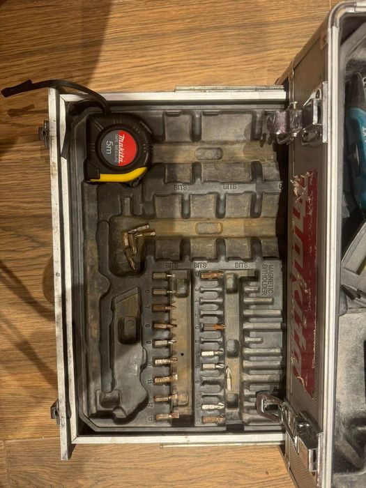 винтоверт Makita с батерия и зарядно.