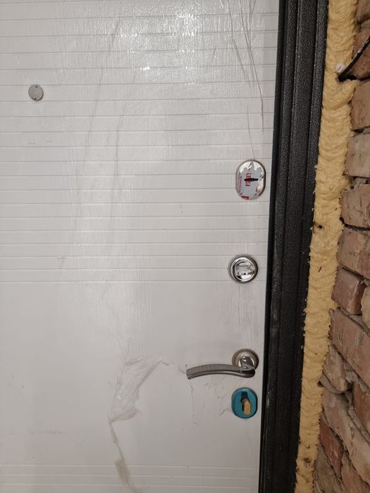 Yangi eshik sotiladi 96/2.05 m