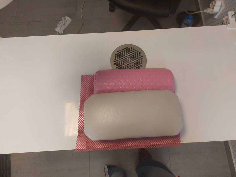 Бюро за маникюр в бял цвят