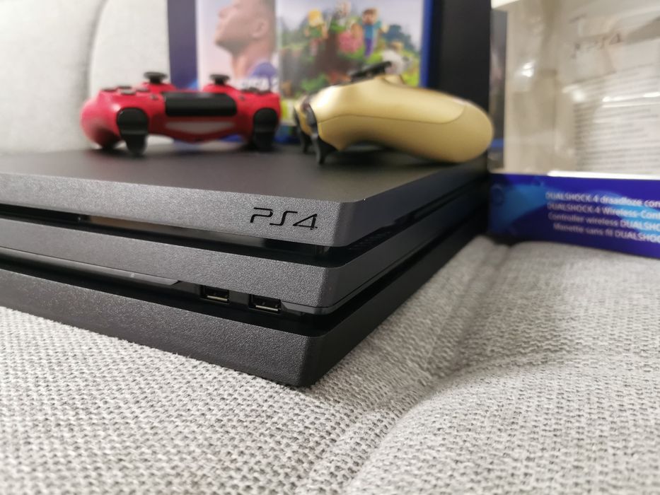 Vând playstation 4 pro 1Tb impecabil