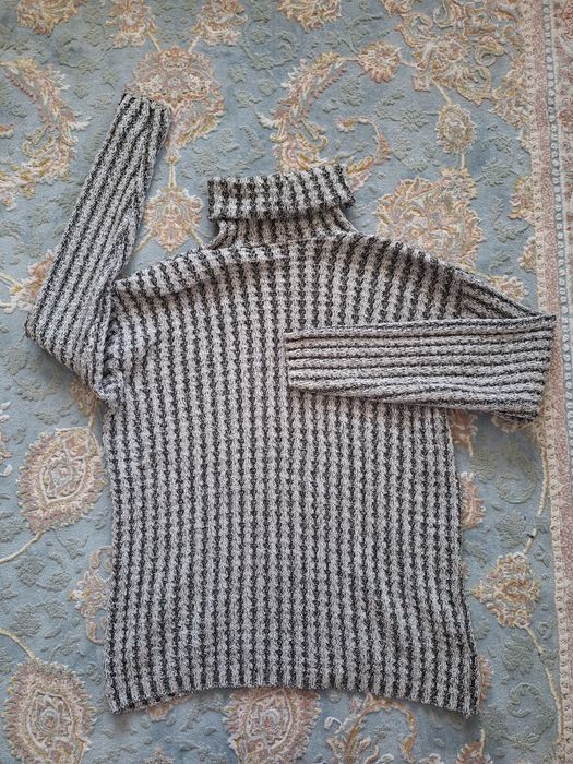 Pulover pe gât tricotat manual