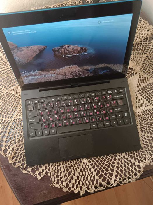 Таблет със отделяща се клавиатура и Windows 10