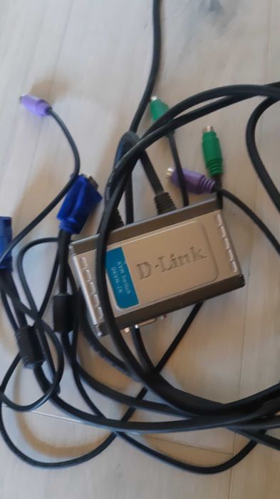 Un monitor, o tastatura si un mouse ptr 2 surse-pc si/sau laptop