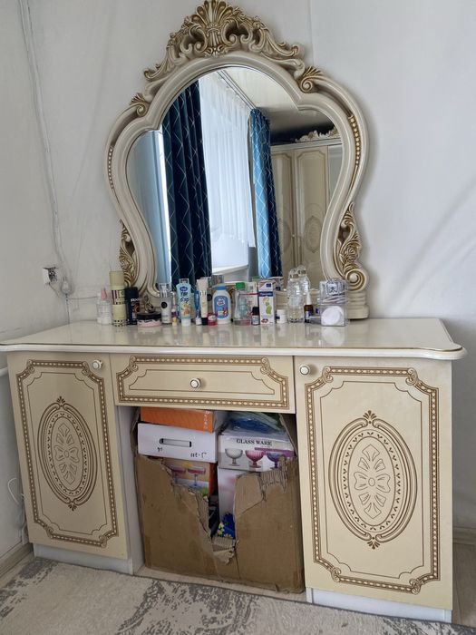 Продам туалетный столик с зеркалом