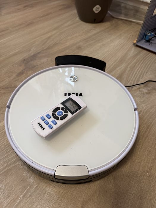 Aspirator Tesla alb cu telecomanda