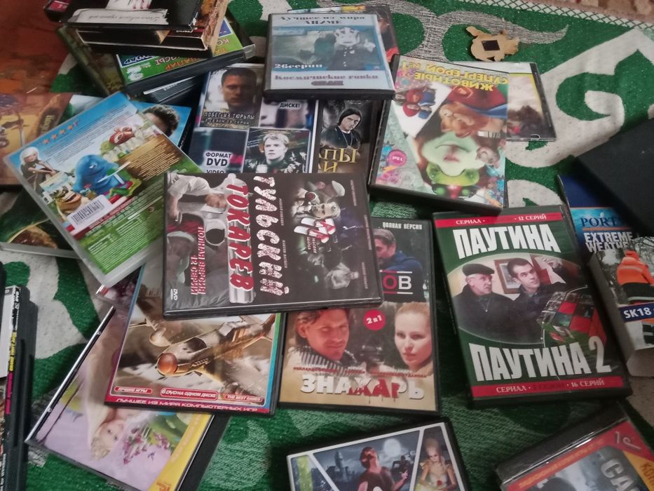 Продам диск разные кино и мутьфильм. Каждый по 100 т
