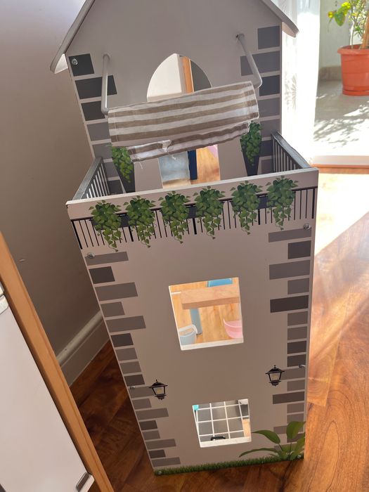 Дървена къща за кукли