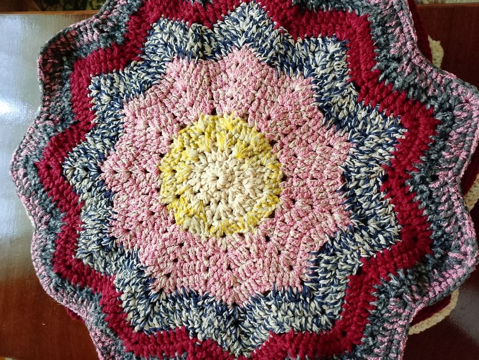 Сидушки вязаные цветные