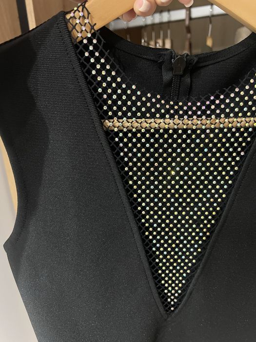 Черна бандажна рокля с камъни