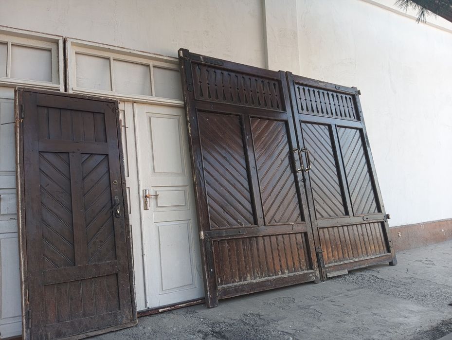 Ёғоч дарвоза сотилади,